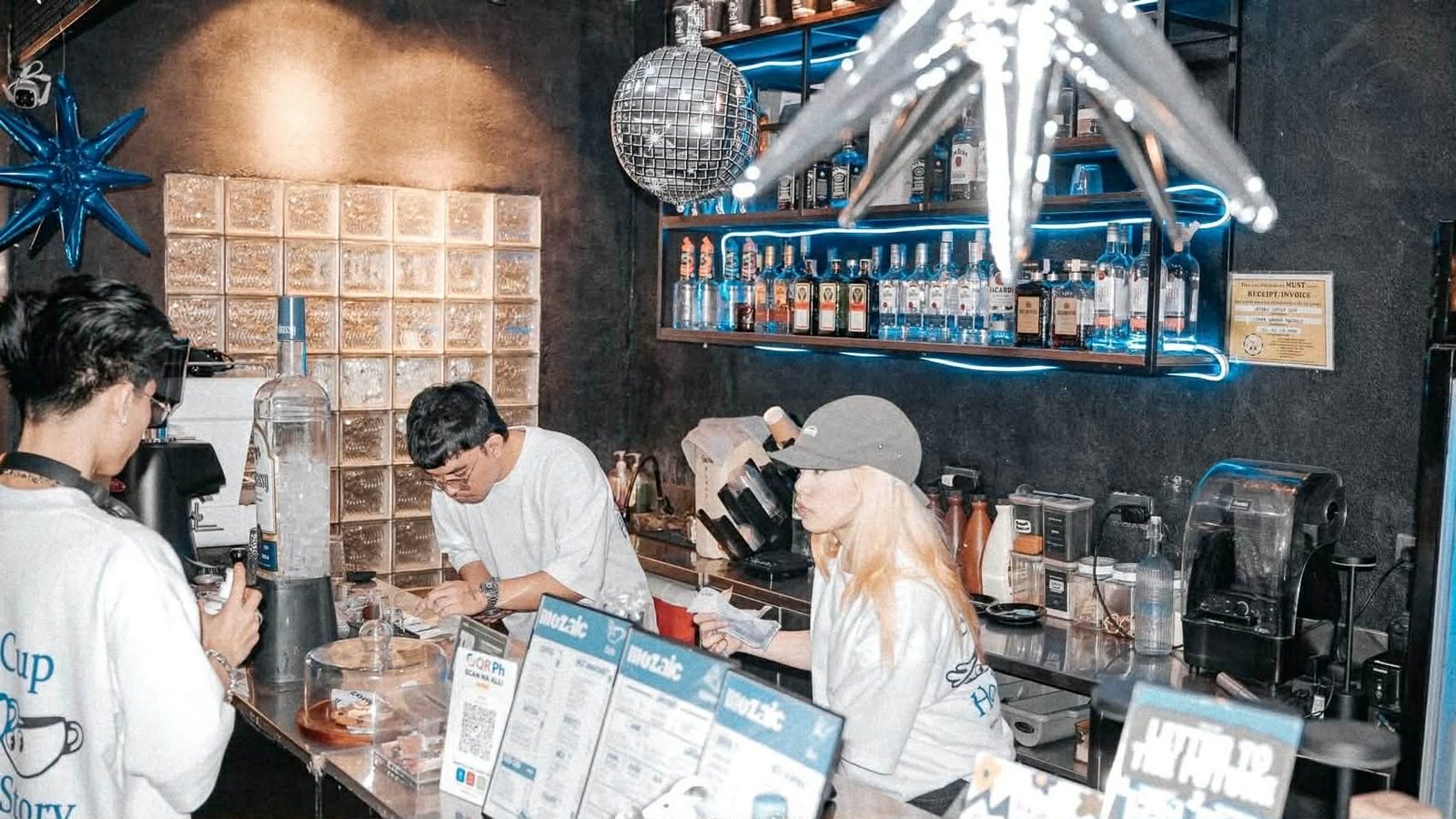 Mozaic counter with baristas