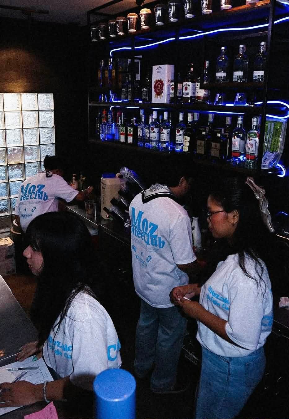 Mozaic crew preparing food and drinks